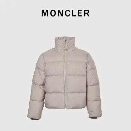Moncler 蒙口x Rick Owens联名羽绒服 size:1 2 3 4 Moncler与Rick Owens联名羽绒服,短款夹克设计,填充90%白鸭绒,保暖力满分!外层丝滑扎染面料,触感细腻,沙色低调百搭,男 女同款,情侣穿也超有范.背部拉链设计, 穿脱方便,实用又时髦.秋冬季节搭配流浪包或废土风单品,轻松打造个性造型,是高端时尚圈的热门单品